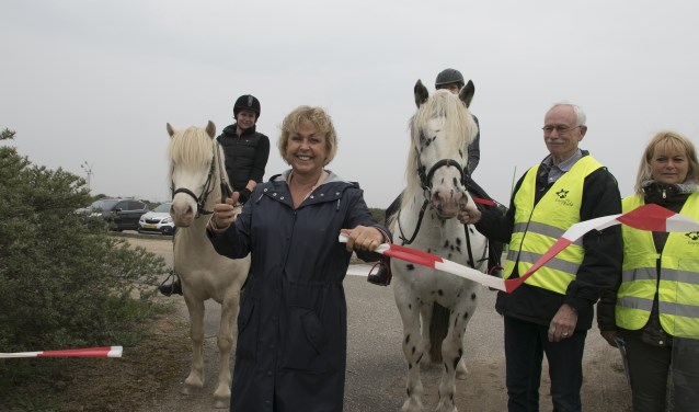 Wethouder Jorriena de Jongh-De Champs opende officieel het nieuwe ruiterpad rond het Oostvoornse Meer. (Foto: Wil van Balen).