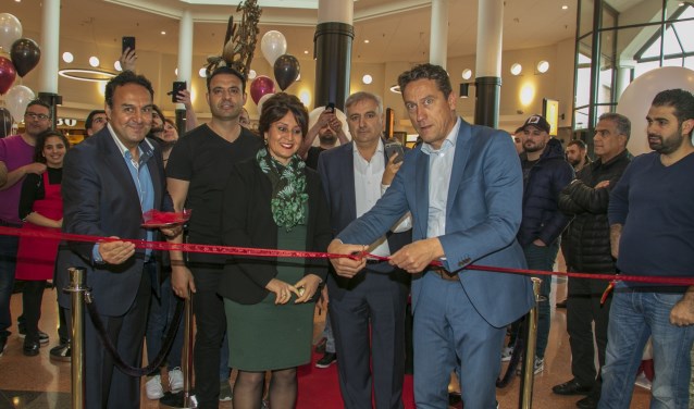 Wethouder Spoon was bij de feestelijke opening van de tweede vestiging van de broers Sûkrû en Hakan