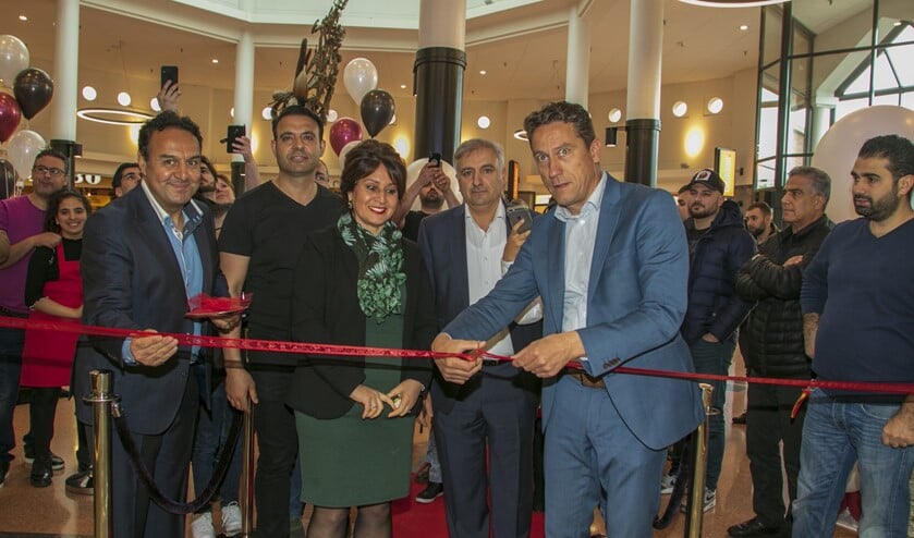 Wethouder Spoon was bij de feestelijke opening van de tweede vestiging van de broers Sûkrû en Hakan