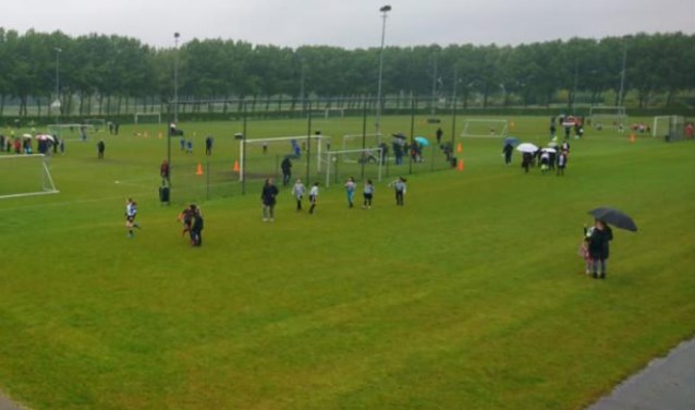 Alhoewel de regen zo nu en dan met bakken uit de hemel viel werd het toch een gezellige en geslaagde middag.