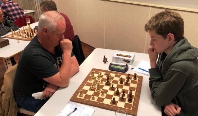 Opperste concentratie tijdens de eerste ronde van het Schaakkampioenschap Goeree-Overflakkee.