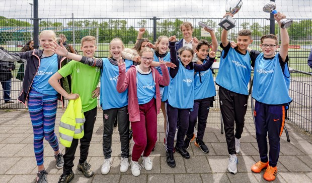 De Maasoever won bij het slagbal.