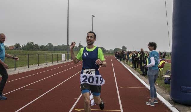 Emiel Dercksen uit Harderwijk was zondag de snelste sololoper in het 50 kilometer lange Rondje Voorne. (Foto: Wil van Balen)