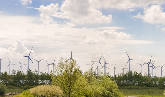 Deltawind uit Oude-Tonge is samen met Zeeuwind de bouwer van het gigantische windmolenpark De Krammer, heel dicht tegen Oude-Tonge aan. (foto: Jacquelien Wielaard)