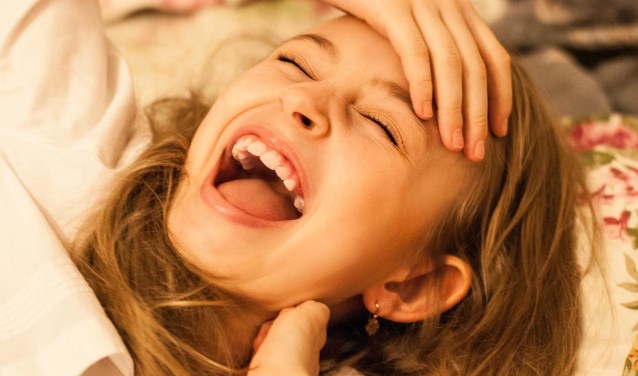 Jankende gitaren, beukende mensen en een donker hol maken plaats voor bulderende lachsalvo's, grappen en tranen van het lachen.