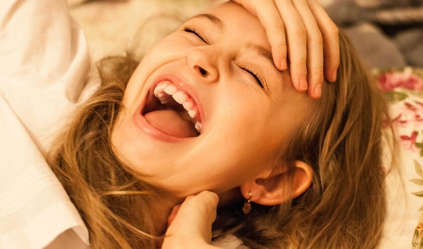 Jankende gitaren, beukende mensen en een donker hol maken plaats voor bulderende lachsalvo's, grappen en tranen van het lachen.