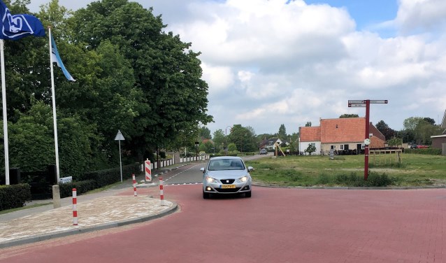 Het is nog wennen op de nieuwe kruising Spaanse weg-Smalle Einde (foto Dorien Kickert)