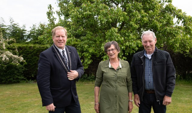 Vorige week vrijdag ging burgemeester De Jong op visite bij het echtpaar Lutterman-Spoormakers, dat op 28 april 55 jaar getrouwd was. (Foto: Jos Uijtdehaage).