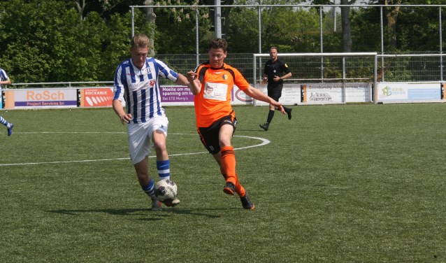 Zwartewaal-verdediger Corné Lemmens (links) in duel met Sander de Ruijter van Rockanje. (Foto: Wil van Balen).