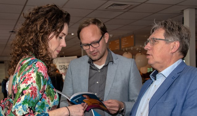 Chantal Kradolfer, wethouder Robert van der Kooi en burgemeester Gregor Rensen (Foto: Jos Uijtdehaage)
