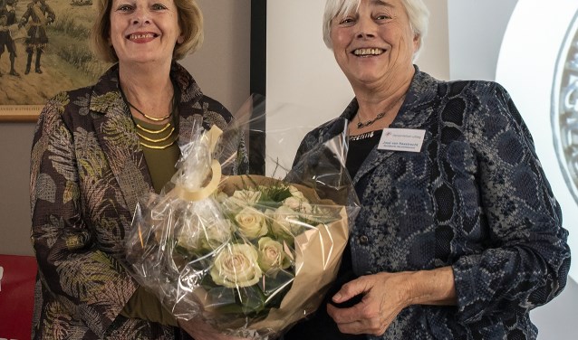 José van Haastrecht ontving de speld namens Ariana van Schaaijk uit handen van de voorzitter van het Comité van Aanbeveling, neuropsycholoog Jenny Palm. Foto: Floor Snijders