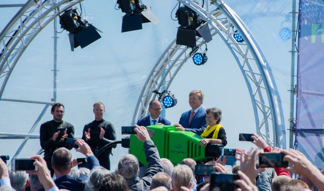 Koning Willem-Alexander mocht met een gigantische stekker de windmolens in werking stellen als openingshandeling. Foto: Sam Fish