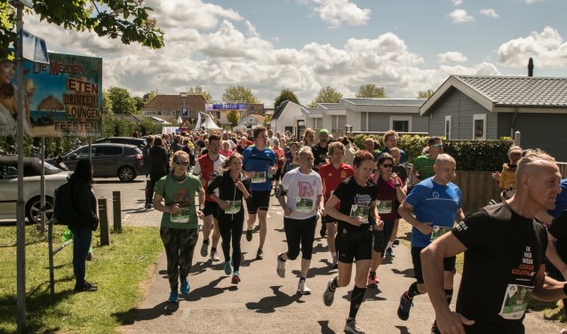 Met meer dan 1200 deelnemers overtrof de belangstelling voor de eerste Vestingloop alle verwachtingen. (Foto: Wil van Balen).