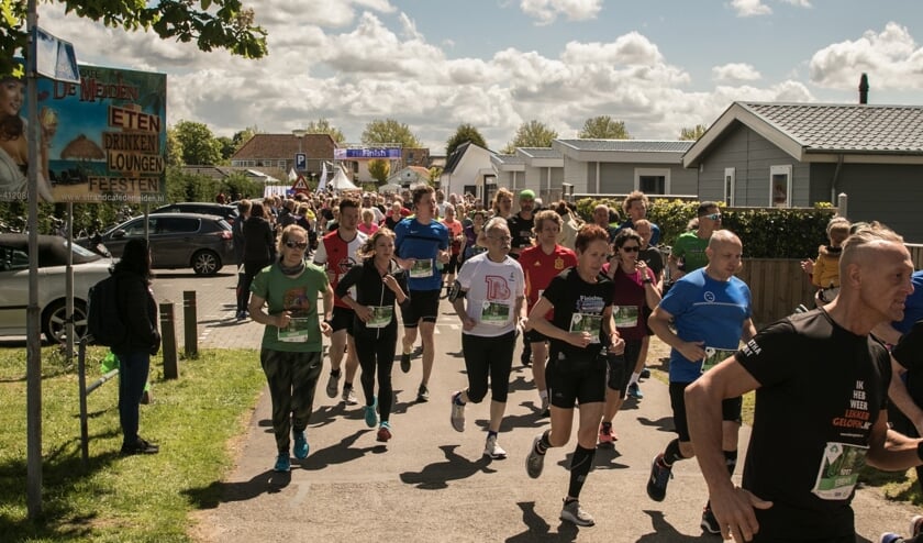 Met meer dan 1200 deelnemers overtrof de belangstelling voor de eerste Vestingloop alle verwachtingen. (Foto: Wil van Balen).