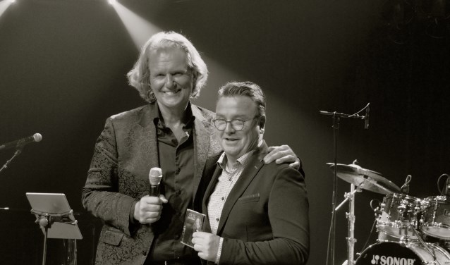 Rob van Wijk ontvangt het eerste exemplaar van de nieuwe CD.