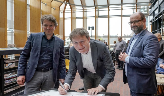 Wethouder Bal ondertekende namens de gemeente de samenwerkingsovereenkomst. Foto: Foto-OK.nl