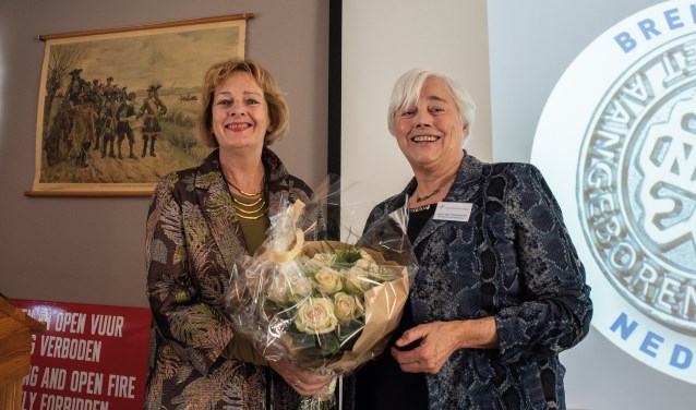 José van Haastrecht neemt de Gouden Speld namens winnares Arianne van Schaaijk in ontvangst