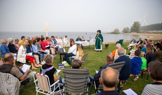 De bijeenkomst wordt georganiseerd door de jongeren van "De Kerk Draait Door" en u bent hierbij van harte uitgenodigd…. jong én oud.