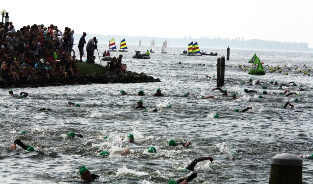 Op 25 mei start men aan de Brouwersdam met zwemmen. Het zorgt voor veel beroering in het water zoals hier bij de Triathlon van Herkingen 2018. (Foto Fred Götzenberger).