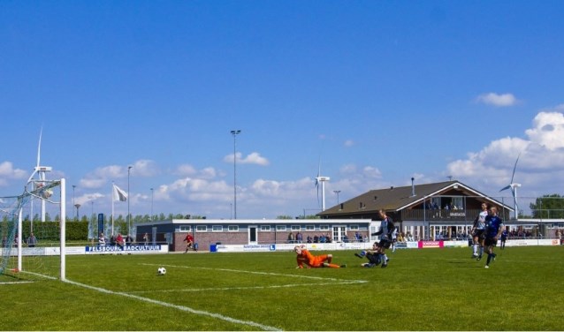 Uit een voorzet van Gerben Prins glijdt Jordy Frank de 1-0 binnen (Foto Peter Prins).