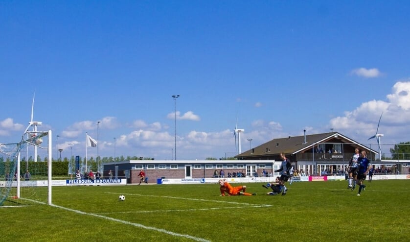 Uit een voorzet van Gerben Prins glijdt Jordy Frank de 1-0 binnen (Foto Peter Prins).