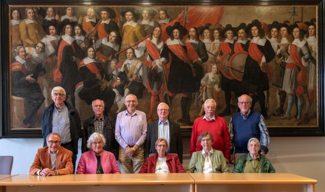 In de raadzaal van het oude gemeentehuis van Brielle gingen de reünisten op de foto. (Foto: Jos Uijtdehaage).