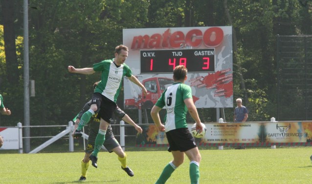Yoeri Bak doet koppend een poging om te scoren voor OVV. (Foto: Wil van Balen).