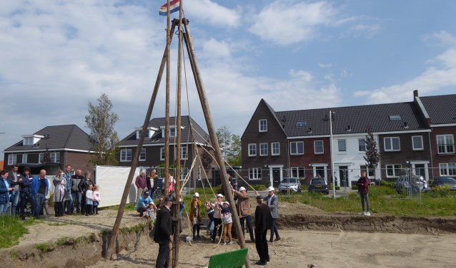 De eerste paal voor uitbreidingswijk 'Thuishaven' in Stellendam werd onder toeziend oog van de toekomstige bewoners vakkundig de grond in geslagen