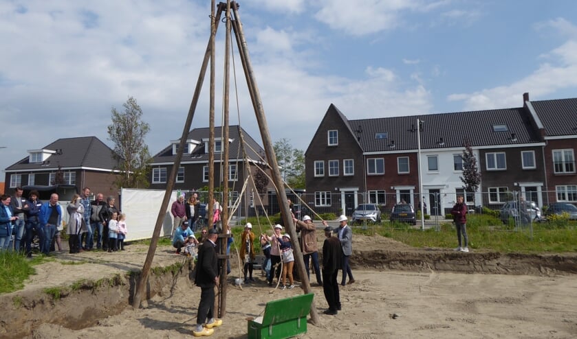 De eerste paal voor uitbreidingswijk 'Thuishaven' in Stellendam werd onder toeziend oog van de toekomstige bewoners vakkundig de grond in geslagen