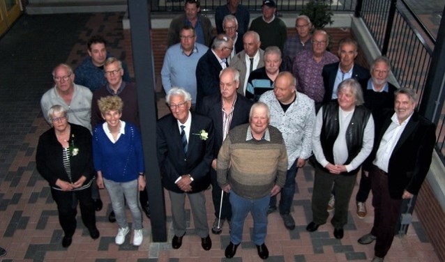 Naast een speldje als blijk van dank, waren er ook nog een pennenset en vrolijke voorjaarsbloeiers als attentie.