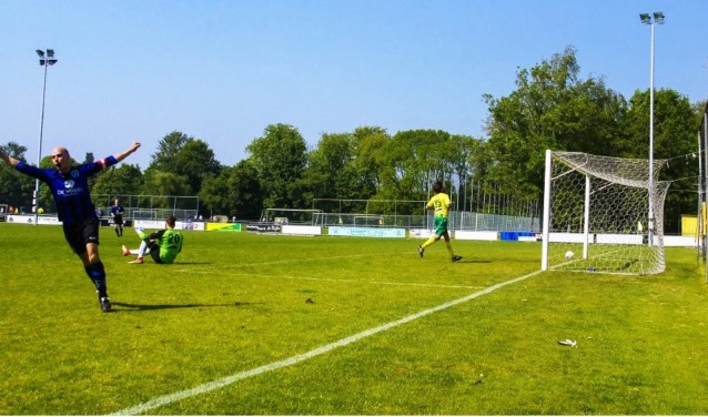 aanvoerder Gerben Prins scoort de beslissende 2-4 (Foto Peter Prins)
