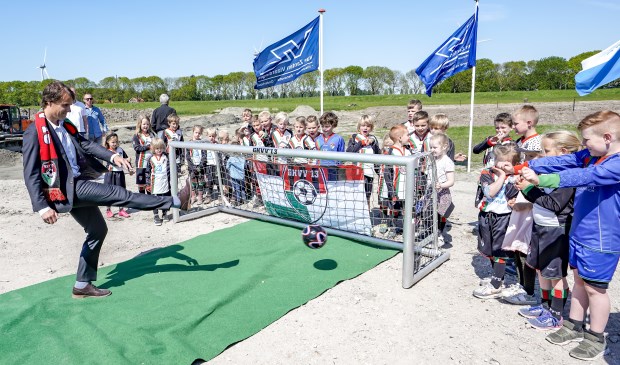 Het eerste doelpunt op het nieuwe sportcomplex.