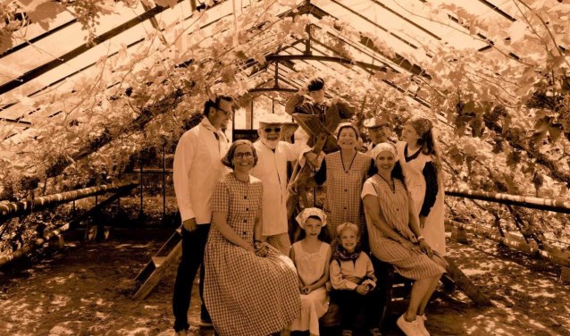 Bezoekers van het Westlands Museum hebben zondag de mogelijkheid om een ouderwetse foto te laten maken in de druivenserre.