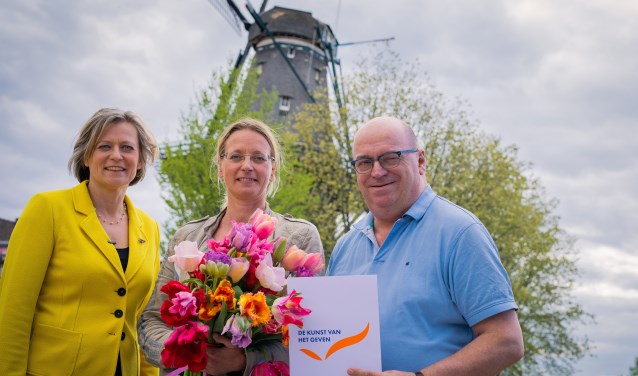 Adriana Esmeijer, dir. Prins Bernhard Cultuurfonds, Nicole Bakker, dir. en Leo Endedijk, hoofd belangenbehartiging van De Hollandsche Molen.
