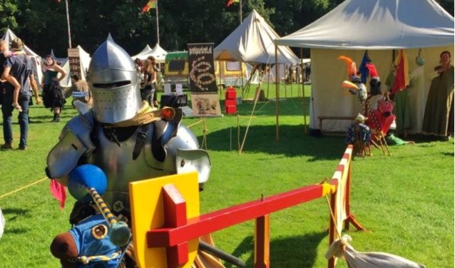 Re-enacters spelen met de kinderen het kastelenspel en het kinder-riddersteekspel. In het kastelen spel worden ook kiddy battles opgenomen.
