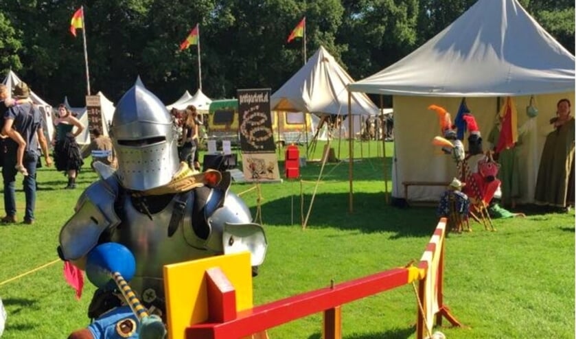 Re-enacters spelen met de kinderen het kastelenspel en het kinder-riddersteekspel. In het kastelen spel worden ook kiddy battles opgenomen.