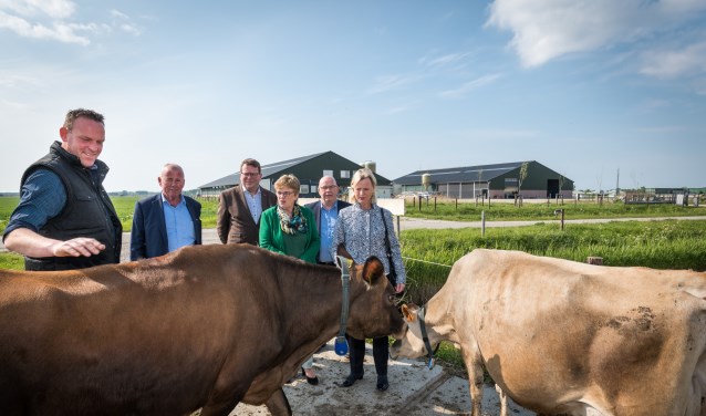 V.l.n.r. Piet Breen, Wim van Esch, Berend Jan Bruggeman, Tea Both-Verhoeven, Krijn Kasteleijn en Annie Schreijer-Pierik.