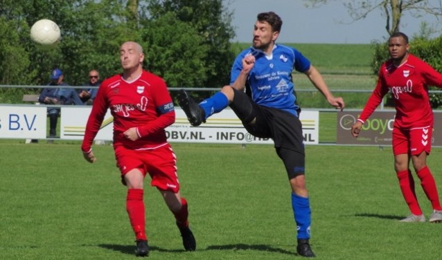 Johnno Bakker (rechts), hier in duel Kevin Michilsen (l) scoorde de aansluitingstreffer.