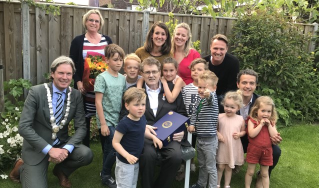 Jan Stam te midden van zijn familie.