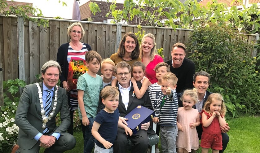 Jan Stam te midden van zijn familie.