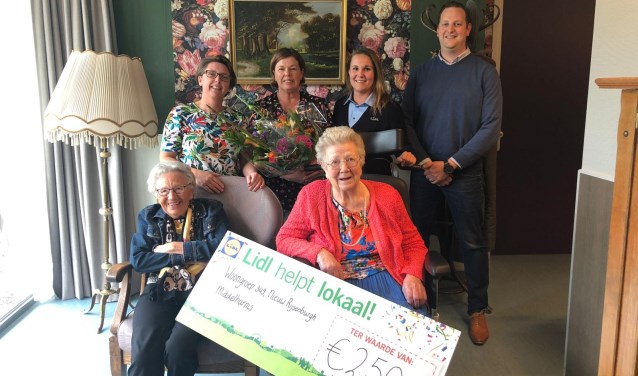 Woongroep 349 van woonzorgcomplex Nieuw Rijsenburgh heeft deze week een cheque van 250 euro in ontvangst genomen.