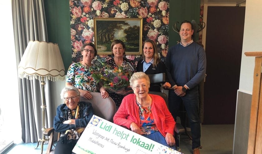 Woongroep 349 van woonzorgcomplex Nieuw Rijsenburgh heeft deze week een cheque van 250 euro in ontvangst genomen.