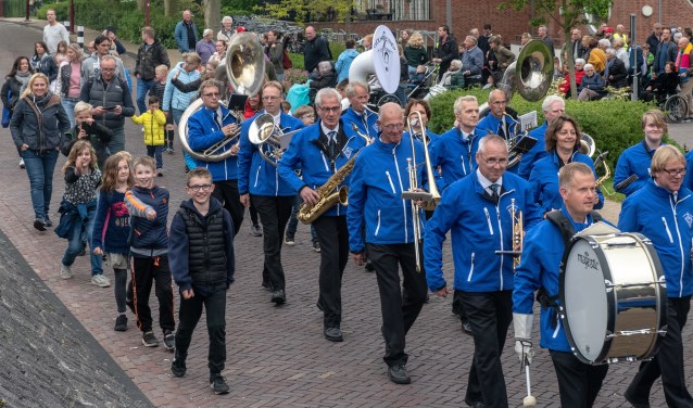 Op de slotavond maakte ook een groep 'rolstoelers' deel uit van de stoet in de Avondvierdaagse van Rockanje. (Foto: Jos Uijtdehaage).