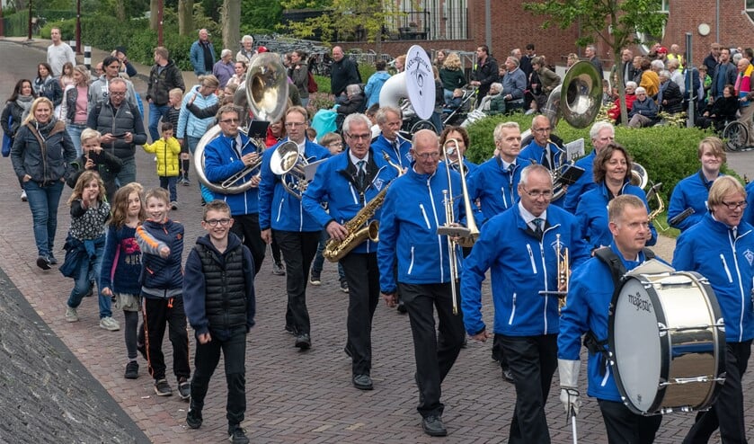 Op de slotavond maakte ook een groep 'rolstoelers' deel uit van de stoet in de Avondvierdaagse van Rockanje. (Foto: Jos Uijtdehaage).