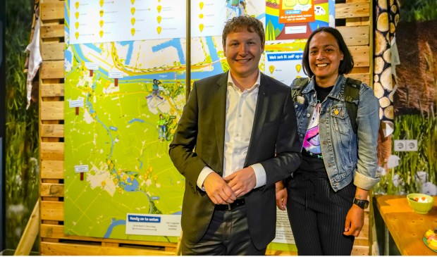 De wethouder en Siwoh Djojomarto onthulden de to-do-dingen kaart.