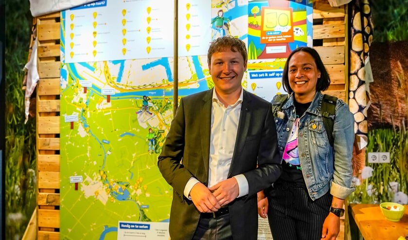 De wethouder en Siwoh Djojomarto onthulden de to-do-dingen kaart.