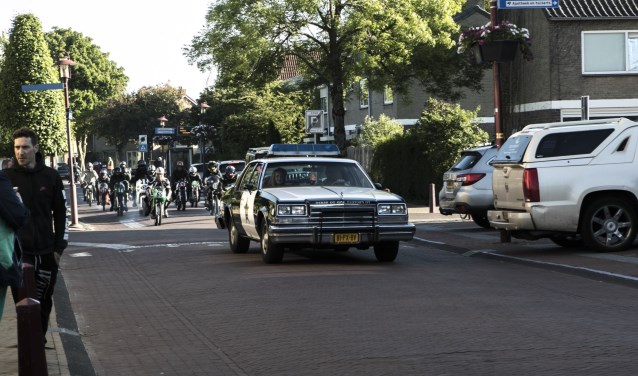 Onder grote belangstelling trok de motorparade vorige week vrijdagavond door Rockanje.