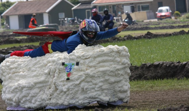 Superman vliegend door de lucht op een wolk van purschuim was een blikvanger in de Boerenbrommercross. (Foto: Wil van Balen).
