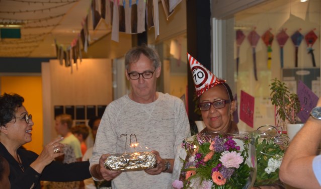 Juf Joan werd in de bloemetjes gezet vanwege haar 70e verjaardag.