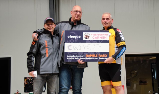 VVC kreeg voor aanvang van de wielertocht een verrassend hoog bedrag overhandigd van € 10.245,37. (Foto: Karolien Jordaan)